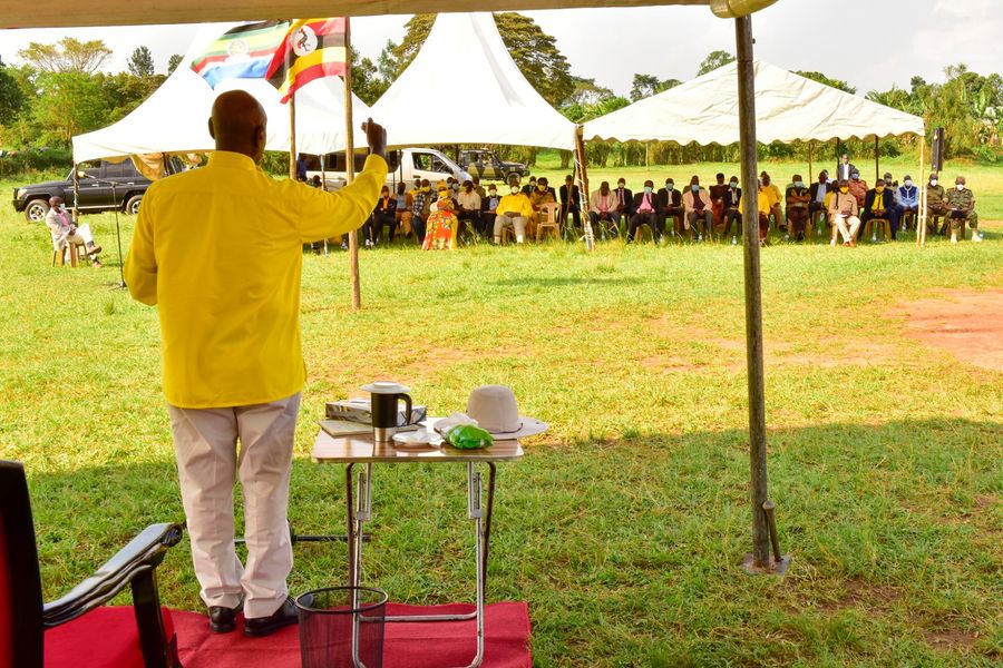 Museveni meets NRM politicians at Kakyeeka stadium