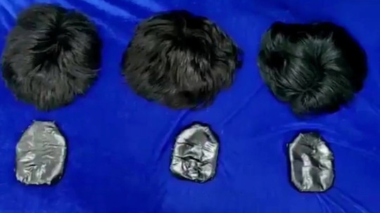 Two men have been caught smuggling gold under their wigs
